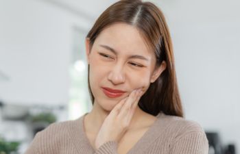 Woman with jaw pain czused by bruxism.